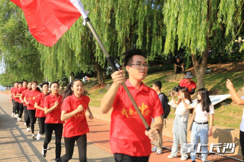 五星红旗舞动橘子洲。黄珲珑摄